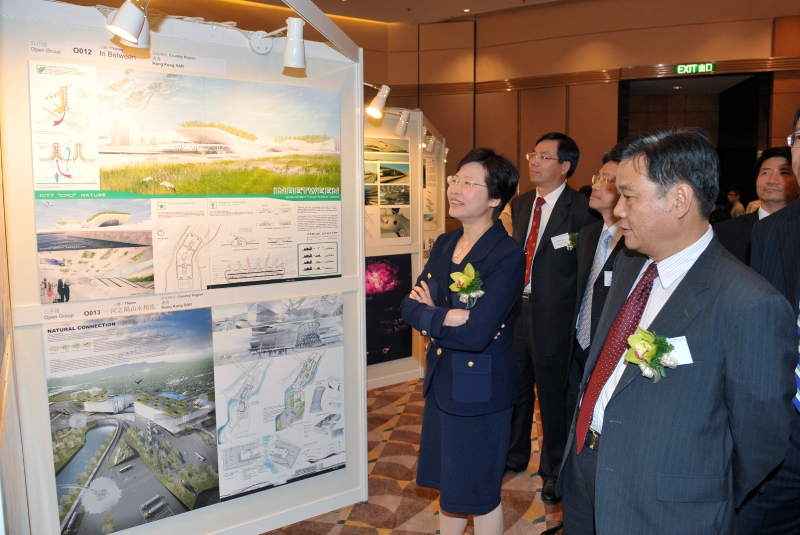 Mrs Lam and the Executive Vice-Mayor of the Shenzhen Municipal People's Government, Mr Lu Ruifeng (right), view the entries for the design ideas competition.