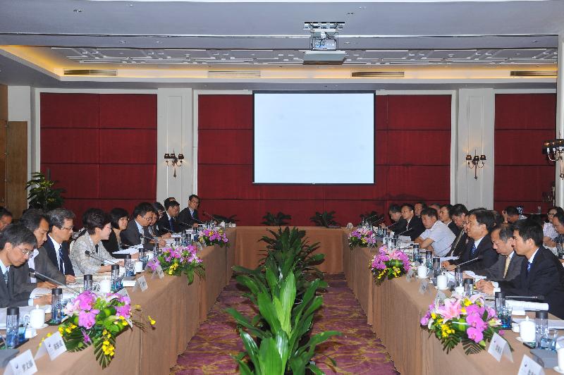 The Secretary for Development, Mrs Carrie Lam (fourth left), and the Executive Vice Mayor of the Shenzhen Municipal Government, Mr Lu Ruifeng (third right), convene the eighth meeting of the Hong Kong-Shenzhen Joint Task Force on Boundary District Development in Shenzhen today (May 7).