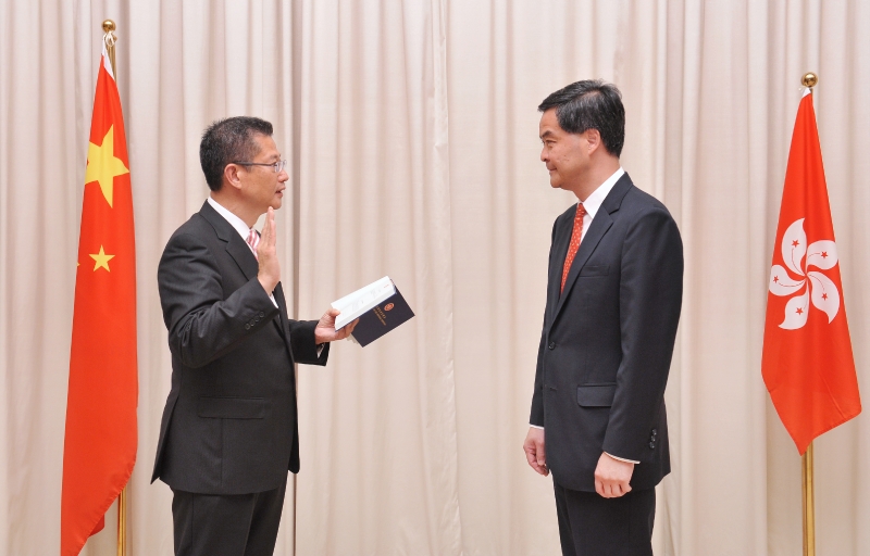 The new Secretary for Development, Mr Paul Chan Mo-po, takes the oath of office, witnessed by the Chief Executive, Mr C Y Leung, today (July 30). (Image)