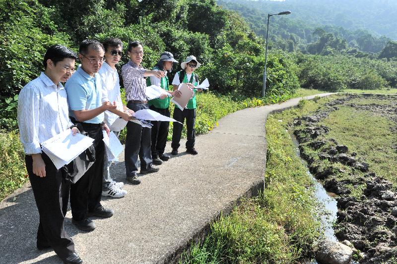 Officers of the Planning Department, District Lands Office, Tai Po, Environmental Protection Department and Agriculture, Fisheries and Conservation Department today (October 24) inspect the site at Pak Sha O. (Image)