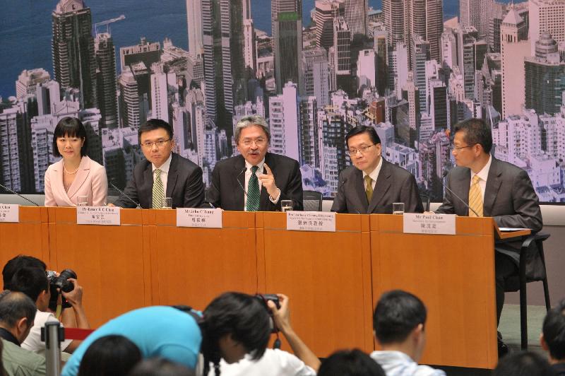 The Financial Secretary, Mr John C Tsang (centre), together with the Secretary for Financial Services and the Treasury, Professor K C Chan (second left); the Secretary for Transport and Housing, Professor Anthony Cheung Bing-leung (second right); the Secretary for Development, Mr Paul Chan (first right); and the Government Economist, Mrs Helen Chan (first left) held a press conference at Central Government Offices in Tamar this evening (October 26). (Image)
