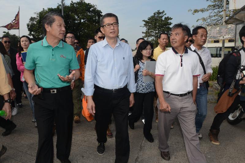 The Secretary for Development, Mr Paul Chan (second left), visited Kwu Tung North today (November 17) and listened to the views of the village representatives on the North East New Territories New Development Areas Project..