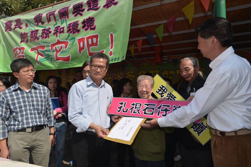 Mr Chan (second left) visits Dills Corner Garden (residential care homes for the elderly) in Shek Tsai Leng and receives a letter from the residents on their views about the removal..