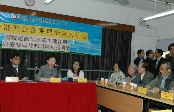 Mrs Lam explaining details of the proposed Building Maintenance Grant Scheme for Elderly Owners when meeting a group of elderly flat owners in Kwai Chung