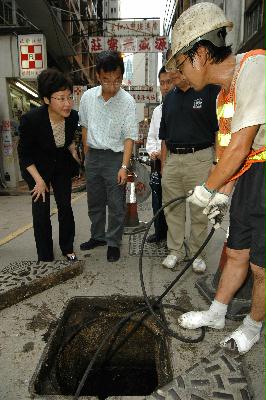 發展局局長林鄭月娥今日（六月八日）下午前往上環永樂街一帶了解該處受水浸影響的情況。圖為林太與渠務署署長劉家強視察正在永樂街進行的通渠工作。