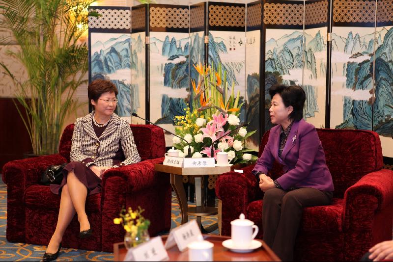 The Secretary for Development, Mrs Carrie Lam (left), today (April 8) met Vice-Governor of the Sichuan Provincial People's Government, Ms Huang Yanrong, in Chengdu to get an update on the progress of reconstruction work in the Sichuan earthquake stricken areas.