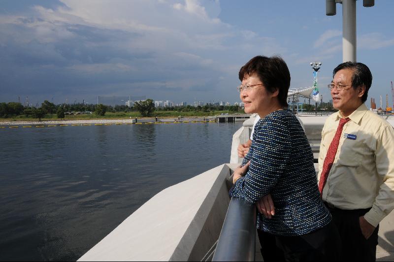 The Secretary for Development, Mrs Carrie Lam, visited Marina Barrage in Singapore yesterday (June 21).