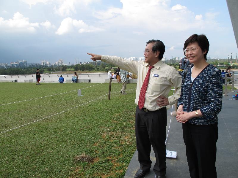 發展局局長林鄭月娥（右）昨日（六月二十一日）在新加坡參觀濱海堤壩的天台花園。