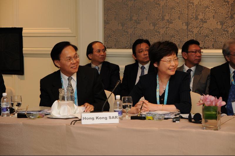 發展局局長林鄭月娥（前排右）和發展局常任秘書長（工務）麥齊光（前排左）今日（六月二十二日）在新加坡出席第七屆亞太地區基礎設施發展部長級論壇。