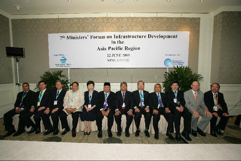 發展局局長林鄭月娥（左五）今日（六月二十二日）與在新加坡出席第七屆亞太地區基礎設施發展部長級論壇的部長合照。