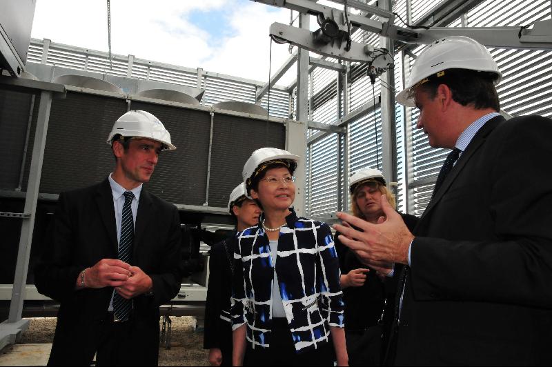 Mrs Lam is briefed on the energy-saving technologies at the Australia Building in Paris. (Image)