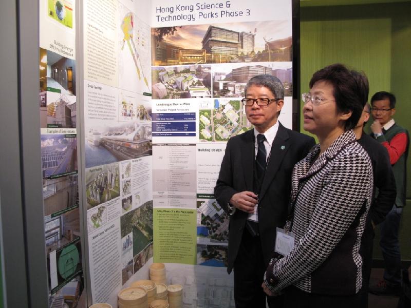 Mrs Lam and the Chairman of the Hong Kong Green Building Council (HKGBC), Mr Andrew Chan, view a panel at the exhibition booth set up by the HKGBC at the World Sustainable Building Conference 2011 in Helsinki, Finland on October 18 (Helsinki time).
