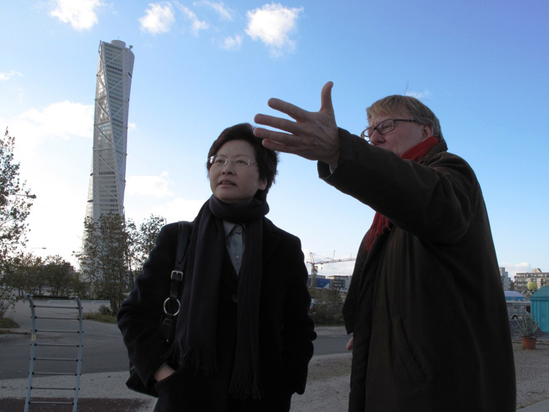 The Secretary for Development, Mrs Carrie Lam, visits Western Harbour in Malmo on October 20 and receives a briefing on the development of Western Harbour waterfront by Mr Göran Rosberg (right), Head of Information, City Planning Office of Malmo.