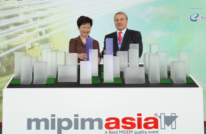 The Secretary for Development, Mrs Carrie Lam, and President of Reed MIDEM, Mr Paul Zilk, officiate at the MIPIM Asia 2011 opening ceremony today (November 15).