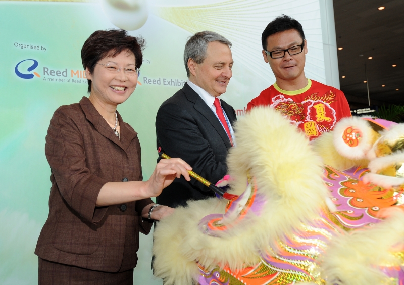 Mrs Lam and Mr Zilk dot the eyes of the lion for the lion dance.