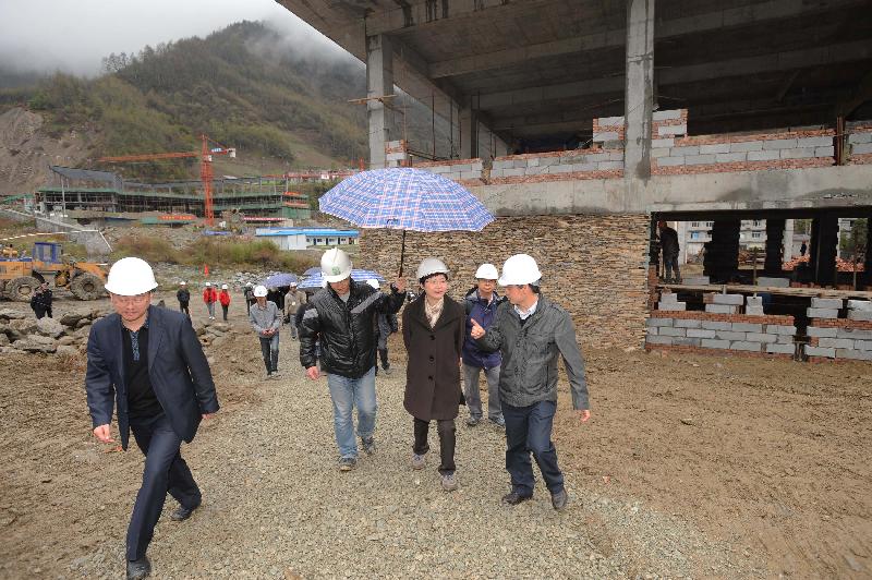 Mrs Lam inspects the China Conservation and Research Centre for Giant Pandas in Gengda.