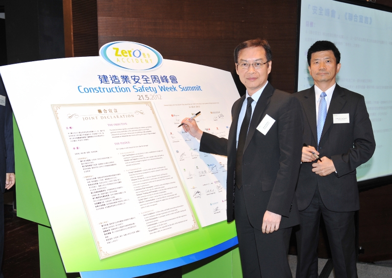 Mr Wai (left) and Mr Lam (right) sign the Joint Declaration, which vows to ensure safety of workers. (Image)
