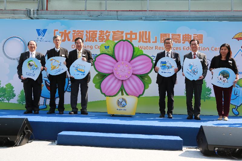The Secretary for Development, Mr Paul Chan (third right); the Permanent Secretary for Development (Works), Mr Wai Chi-sing (second right); the Director of Water Supplies, Mr Ma Lee-tak (first left); Legislative Council member Dr Lo Wai-kwok (third left); the Chairman of the Advisory Committee on Water Resources and Quality of Water Supplies (ACRQWS), Dr Chan Hon-fai (second left); and the Chairperson of the ACRQWS Working Group on Public Education, Ms Nicole Wong (first right); officiate at the opening ceremony for the Water Resources Education Centre at the Water Supplies Department's Mong Kok Office today (March 4). 