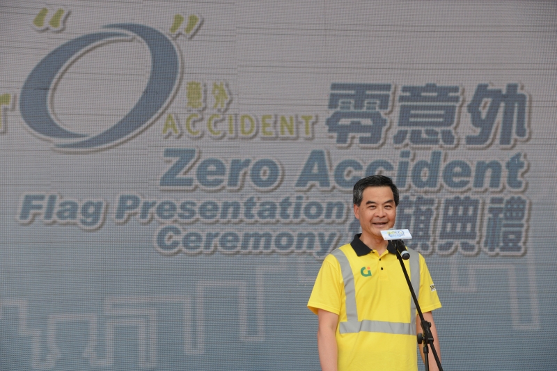 The Chief Executive, Mr C Y Leung, speaks at the Zero Accident Flag Presentation Ceremony of Construction Safety Week 2014 at the Kai Tak Cruise Terminal this morning (May 26).