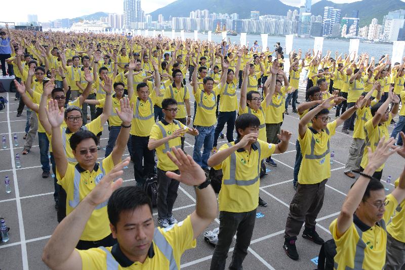 More than 800 construction practitioners take part in a qigong morning exercise session at the Kai Tak Cruise Terminal to promote a healthy lifestyle and help achieve the goal of zero accidents in the industry.
