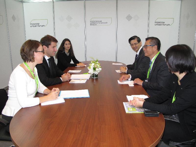 Mr Chan (second right) meets with the State Secretary - Deputy Minister of Construction, Housing and Utilities of the Russian Federation, Mr Aleksandr Plutnik (second left). Looking on are Mr Chung (third right) and Ms Au (first right).