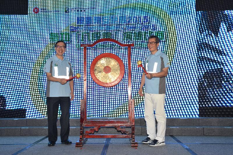 The Secretary for Development, Mr Paul Chan (right), and the Chairman of the Construction Industry Council, Mr Lee Shing-see, officiate at the launch ceremony and qigong competition of Construction Safety Week 2015 at the Hong Kong Convention and Exhibition Centre today (May 27).