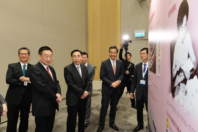 Mr Leung (third right) tours the 50th Anniversary of Dongjiang Water Supply to Hong Kong Exhibition with other guests. 