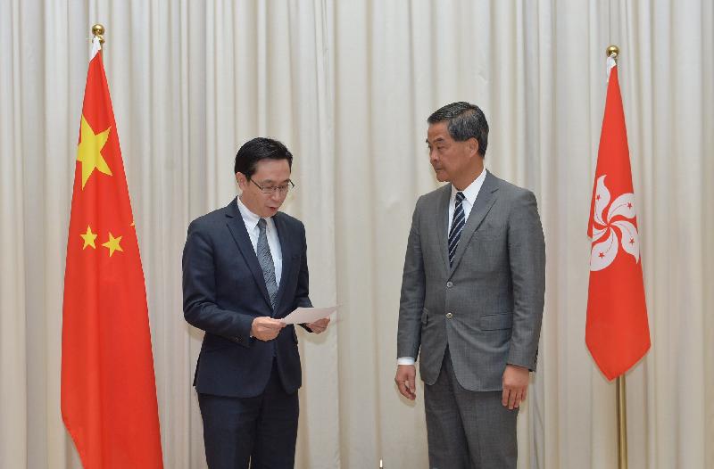 The new Secretary for Development, Mr Eric Ma (left), takes the oath of office, witnessed by the Chief Executive, Mr C Y Leung (right), today (February 13).