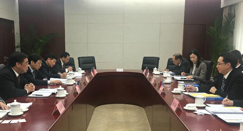 The Secretary for Development, Mr Eric Ma (first right), today (February 21) meets with the Vice Minister of the Ministry of Water Resources, Mr Tian Xuebin (first left).