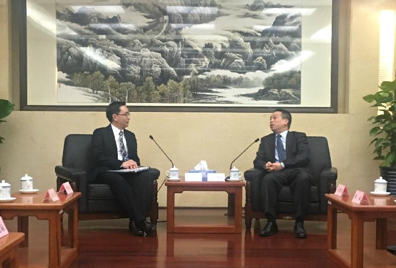 TThe Secretary for Development, Mr Eric Ma (left), today (February 21) calls on the Deputy Director of the Hong Kong and Macao Affairs Office of the State Council, Mr Huang Liuquan (right).