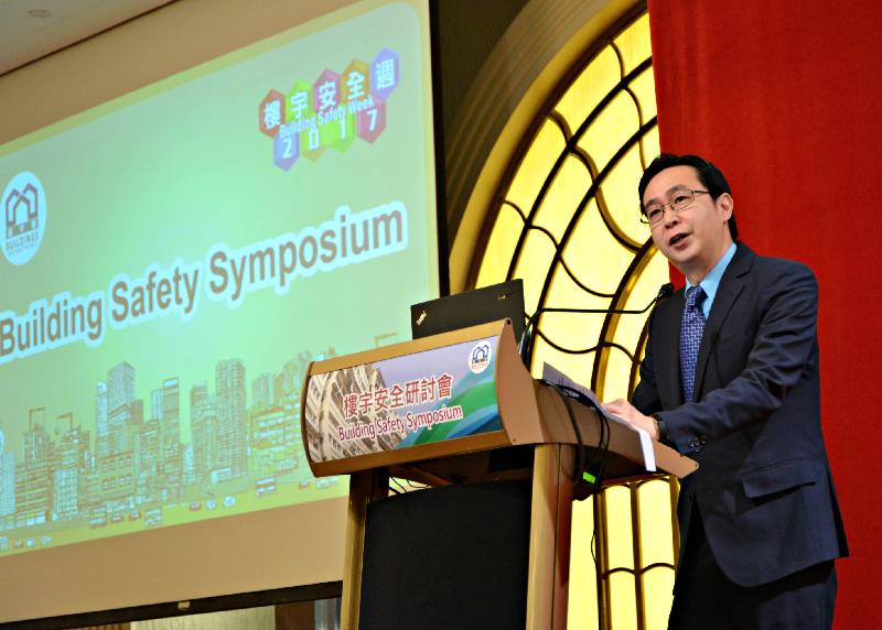 The Secretary for Development, Mr Eric Ma, delivers a speech at the Building Safety Symposium cum Closing Ceremony of Building Safety Week 2017 today (March 24).