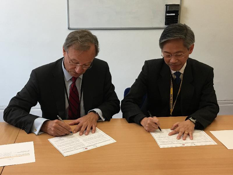 The Permanent Secretary for Development (Works), Mr Hon Chi-keung (right), and the Chief Executive of the Infrastructure and Projects Authority of the United Kingdom (UK), Mr Tony Meggs (left), signed a Memorandum of Understanding in London yesterday (March 7, London time) to strengthen exchange in expertise and experience between Hong Kong and the UK in implementing infrastructure projects.