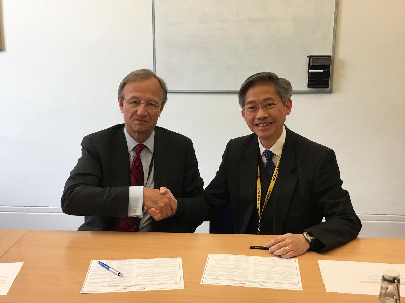 The Permanent Secretary for Development (Works), Mr Hon Chi-keung (right), and the Chief Executive of the Infrastructure and Projects Authority of the United Kingdom (UK), Mr Tony Meggs (left), signed a Memorandum of Understanding in London yesterday (March 7, London time) to strengthen exchange in expertise and experience between Hong Kong and the UK in implementing infrastructure projects.