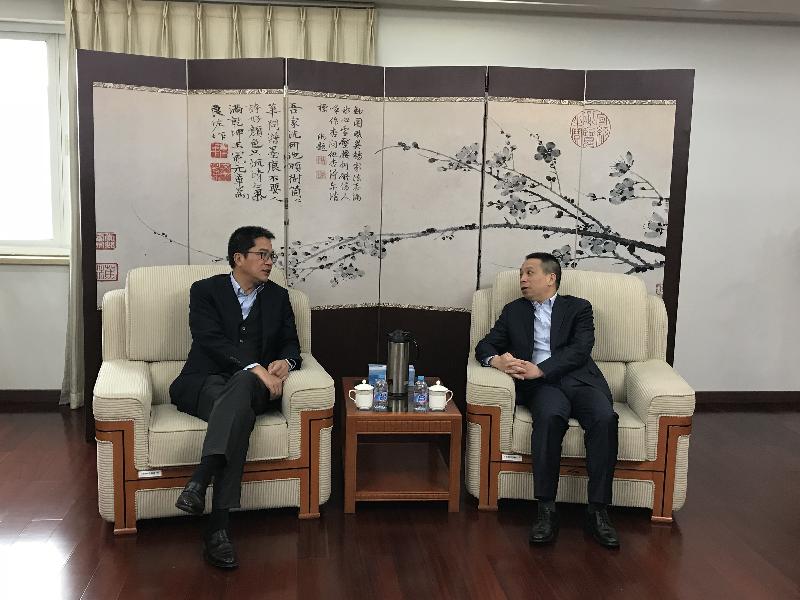 The Secretary for Development, Mr Michael Wong, started his visit programme in Beijing today (April 9). Photo shows Mr Wong (left) meeting with the Deputy Director of the Hong Kong and Macao Affairs Office of the State Council, Mr Huang Liuquan.