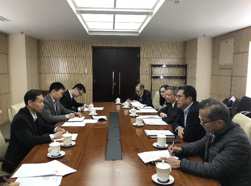 The Secretary for Development, Mr Michael Wong, today (April 10) continued his visit to Beijing. Picture shows Mr Wong (second right); the Permanent Secretary for Development (Works), Mr Hon Chi-keung (third right); and the Deputy Secretary for Development (Works), Mr Francis Chau (first right), meeting with the Director-General of the Department of Foreign Assistance of the Ministry of Commerce, Mr Wang Shengwen (first left).