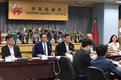 發展局局長黃偉綸（左二）今日（五月三日）到訪東區，與東區區議員會面，聆聽他們對政府工作的意見及建議，並就地區事務交流意見。旁為東區區議會主席黃建彬（左三）和東區民政事務專員鄧如欣（右）。