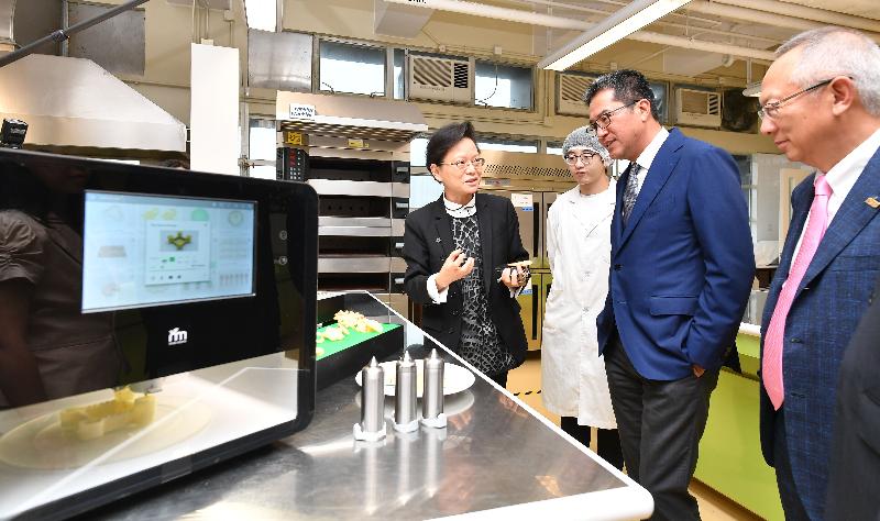 The Secretary for Development, Mr Michael Wong, visited Eastern District today (May 3). Photo shows Mr Wong (second right) visiting the food technology laboratory in the Institute of Vocational Education (Chai Wan).
