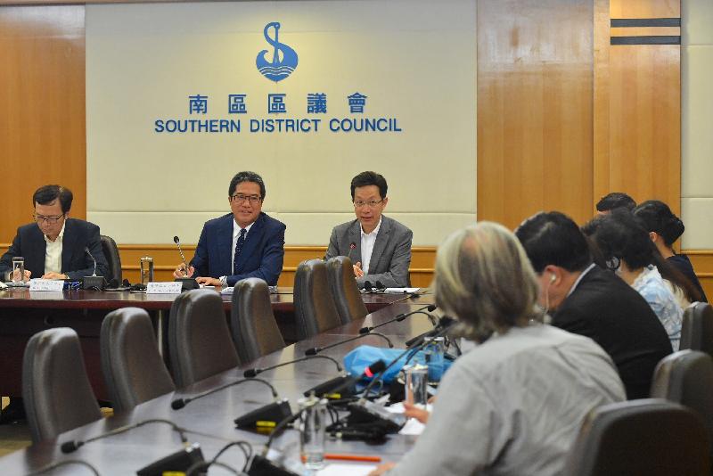The Secretary for Development, Mr Michael Wong (second left), visited Southern District today (May 15) and met with members of the Southern District Council. Next to Mr Chan are the Under Secretary for Development, Mr Liu Chun-san (first left), and the Chairman of the Southern District Council, Mr Chu Ching-hong (third left).
