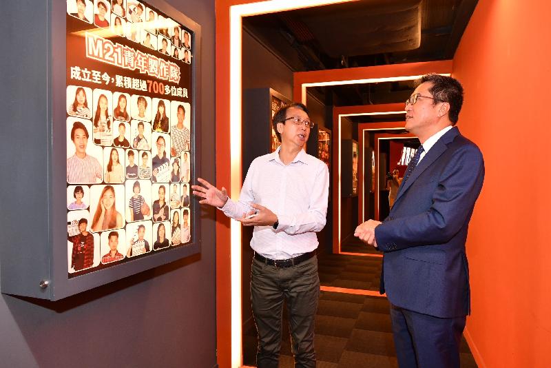 The Secretary for Development, Mr Michael Wong (right), today (May 15) visited the Hong Kong Federation of Youth Groups Jockey Club Media 21 (M21) in Southern District. Photo shows the Director of M21, Mr James Mok (left), briefing Mr Wong on M21's development direction and production team.