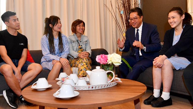 發展局局長黃偉綸（右二）今日（五月十五日）到訪南區，參觀香港青年協會賽馬會Media 21媒體空間（M21）。圖示黃偉綸與M21的成員交談，了解他們對多媒體製作的興趣和發展志向。