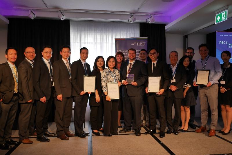 The Chief Assistant Secretary (Works) of the Development Bureau (DEVB), Ms Hortensia Chan (front row, seventh left), and the Deputy Project Manager (North) of the Civil Engineering and Development Department (CEDD), Mr Law Man-tim (front row, fifth left), attended a prize presentation ceremony held by New Engineering Contract (NEC) of the United Kingdom in London on June 20 (London time), at which they received Highly Commended Awards in the NEC Project of the Year category and the NEC Contract Innovation Through Additional Clauses category on behalf of the DEVB and works departments.