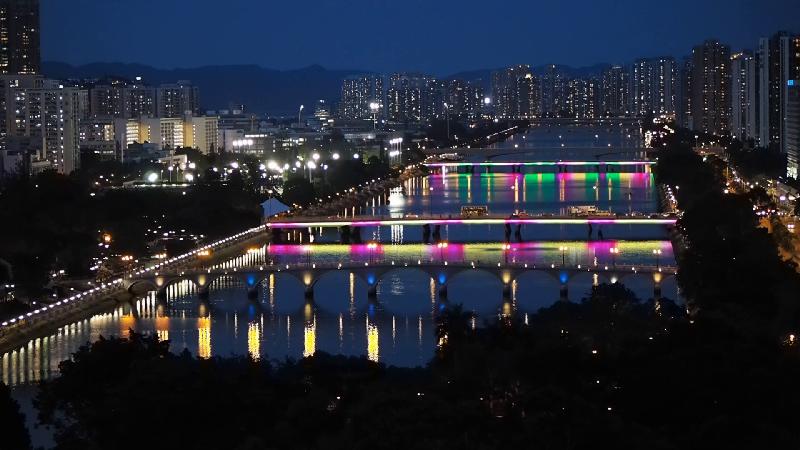 The Signature Project Scheme in Sha Tin undertaken by the Civil Engineering and Development Department was presented with a Highly Commended Award in the NEC Project of the Year category by New Engineering Contract of the United Kingdom on June 20 (London time). Photo shows the thematic lighting system installed on the bridges across Shing Mun River as part of the Scheme.