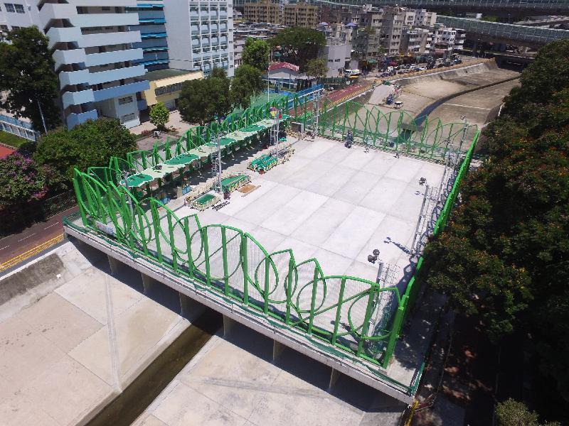 The Signature Project Scheme in Sha Tin undertaken by the Civil Engineering and Development Department was presented with a Highly Commended Award in the NEC Project of the Year category by New Engineering Contract of the United Kingdom in London on June 20 (London time). Photo shows the construction of the five-a-side soccer pitch innovatively built over the existing Tai Wai Nullah.