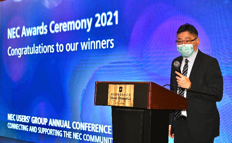 The Permanent Secretary for Development (Works), Mr Lam Sai-hung, addresses the prize presentation ceremony held by the New Engineering Contract Users' Group of the United Kingdom today (June 24).