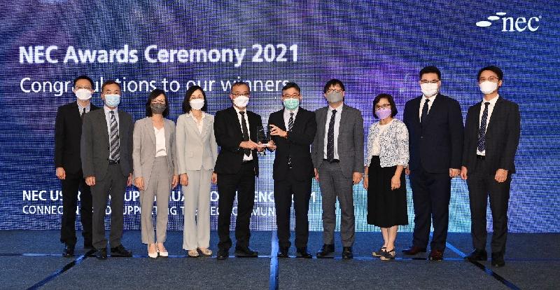 發展局、土木工程拓展署和渠務署今日（六月二十四日）獲頒「新工程合約」獎項。圖示發展局常任秘書長（工務）林世雄（右五）、發展局副秘書長（工務）周紹喜（左五）及獲得「年度機構」大獎的發展局團隊於頒獎禮上合照