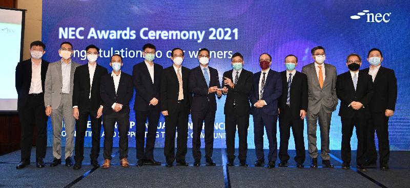 發展局、土木工程拓展署和渠務署今日（六月二十四日）獲頒「新工程合約」獎項。圖示發展局常任秘書長（工務）林世雄（右六）、土木工程拓展署署長劉俊傑（中）及獲得「年度運輸工程項目」大獎的土木工程拓展署工程團隊於頒獎禮上合照。