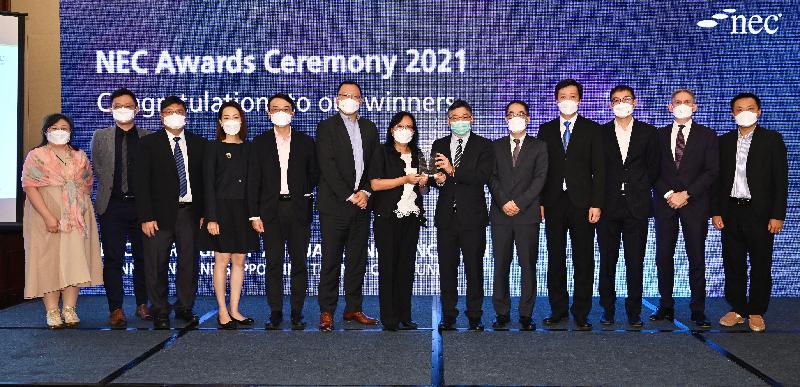 發展局、土木工程拓展署和渠務署今日（六月二十四日）獲頒「新工程合約」獎項。圖示發展局常任秘書長（工務）林世雄（右六）、渠務署署長彭雅妮（中）及獲得「年度水利工程項目」大獎的渠務署工程團隊於頒獎禮上合照。