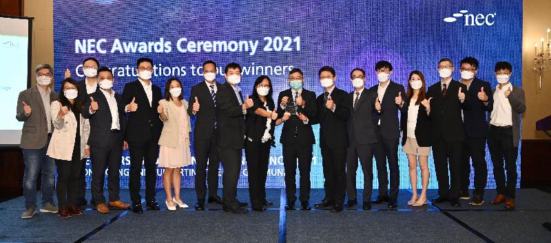 發展局、土木工程拓展署和渠務署今日（六月二十四日）獲頒「新工程合約」獎項。圖示發展局常任秘書長（工務）林世雄（右八）、渠務署署長彭雅妮（右九）及獲得「年度創新合約項目」大獎的渠務署工程團隊於頒獎禮上合照。