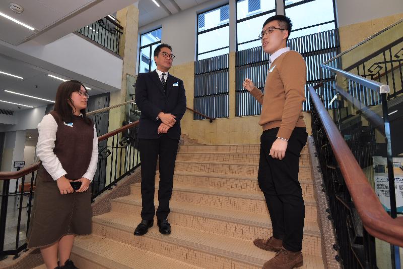 The Secretary for Development, Mr Michael Wong, visited the Hong Kong Federation of Youth Groups Leadership Institute during his visit to North District today (January 25). Located at the Former Fanling Magistracy, the institute is one of the projects under Batch III of the Revitalising Historic Buildings Through Partnership Scheme. Photo shows Mr Wong (centre) being briefed by young cultural ambassadors on the history and architectural merits of the old magistracy.