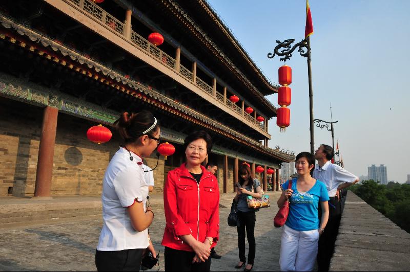 The Secretary for Development, Mrs Carrie Lam, visits Xian City Wall.